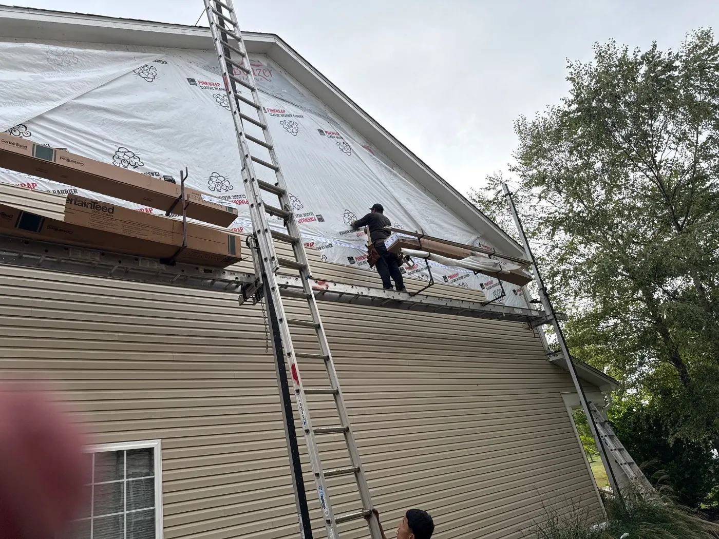 Manufacturer-certified roof installation in Bellwood